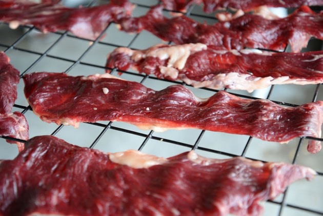 Arrange the meat strips on the baking tray Arrange the meat strips on the baking tray