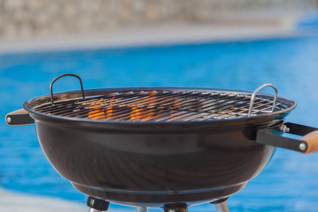 Best-Charcoal-Grill-Under03 Charcoal Grill with Grilling Grate